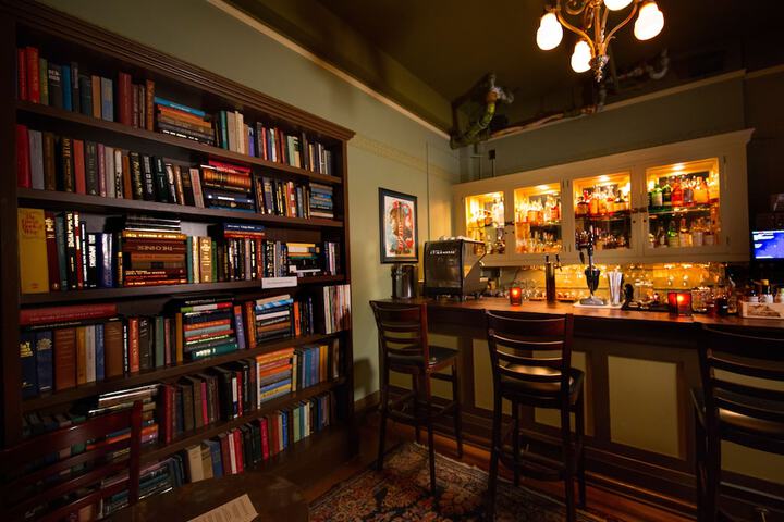 Lounge 98 of 138