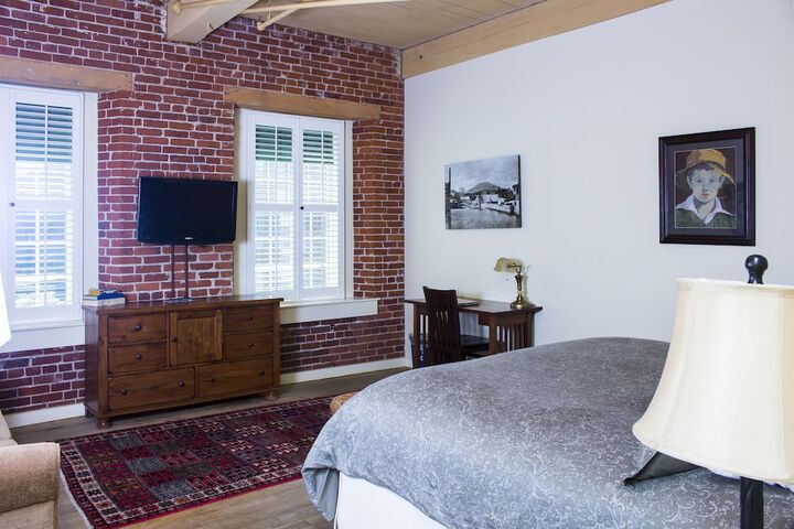 Room 102 of 128