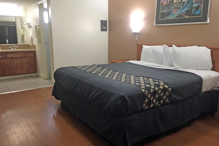 Room 6 of 12