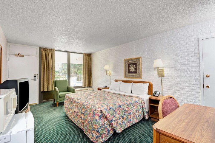 Room 19 of 33