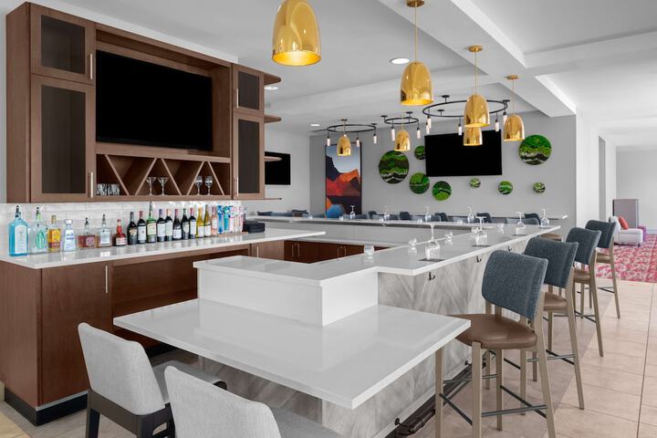 Lounge 42 of 45