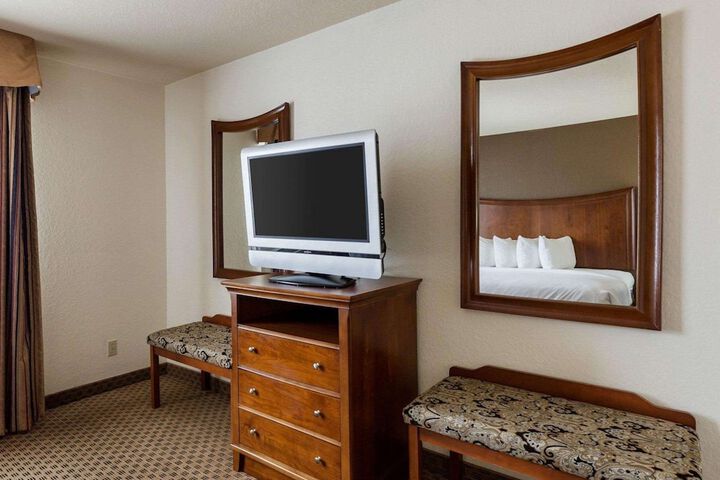 Quality Suites Huntsville Near University