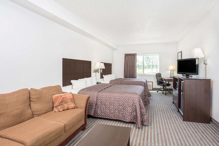 Super 8 by Wyndham Cedar Falls IA - University