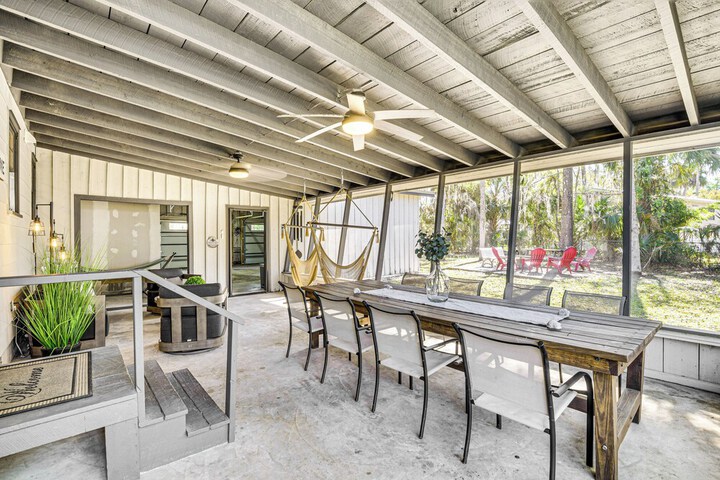 Charming Canalfront Retreat w / Double Boat Slip!