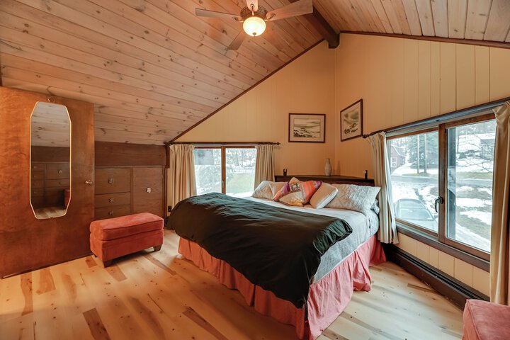Near Canandaigua Lake: Retro Cabin w / Deck & Views