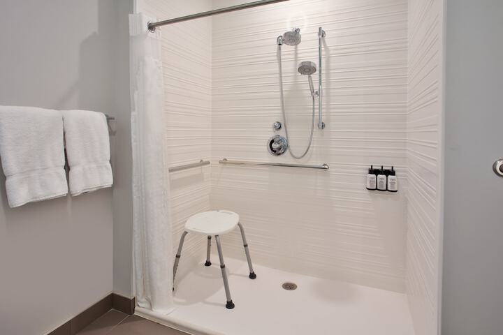 avid hotel Detroit Warren by IHG