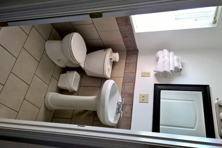Room 6 of 12