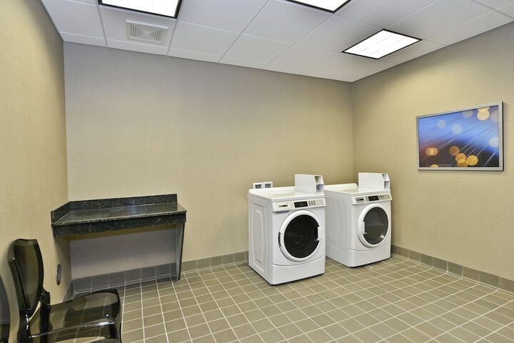 Hampton Inn & Suites Greensboro / Coliseum Area