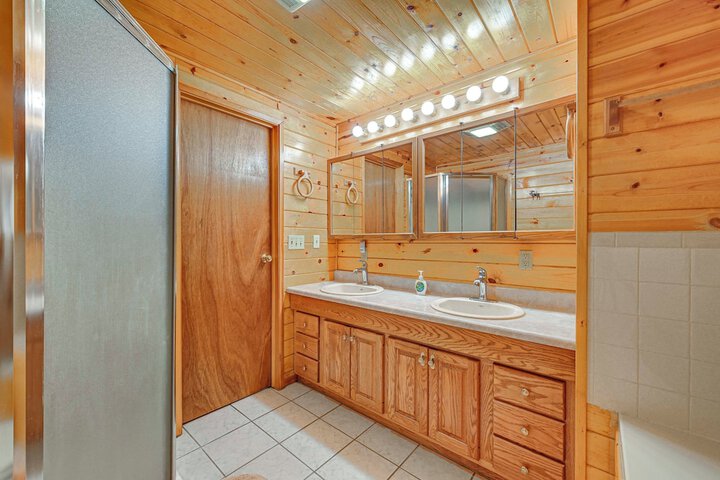 Roomy Log Cabin w / Hot Tub Walk to Kenai River!