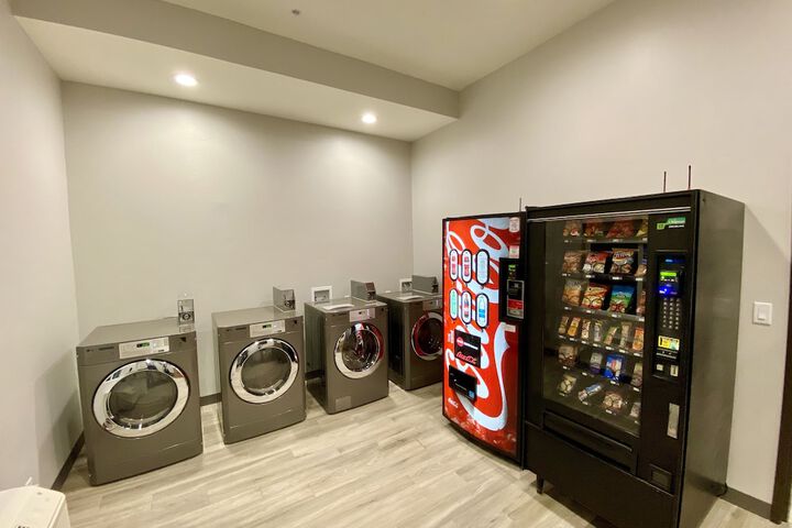 Days Inn & Suites by Wyndham Beaumont West / I-10 & Walden