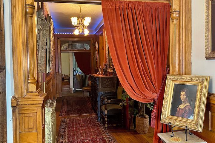 Vineyard Mansion & Carriage House Bed & Breakfast