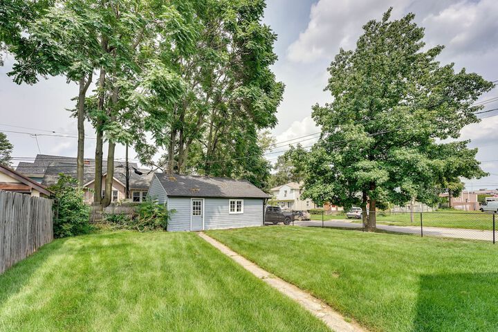 Pet-friendly Home w / Yard Near Downtown Royal Oak