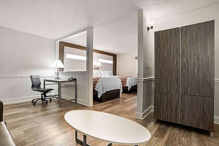 Room 9 of 11