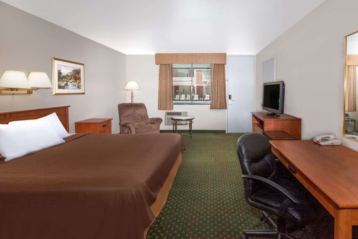 Room 10 of 13