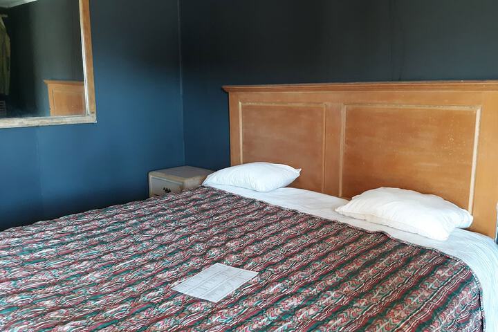 Room 25 of 28