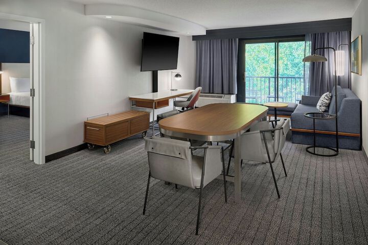 Courtyard by Marriott Kansas City Shawnee