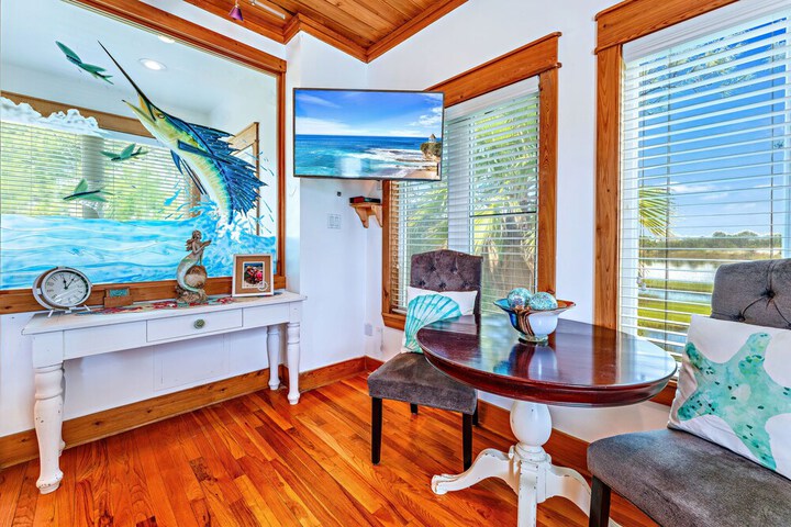 Riverfront Carrabelle Home w / Furnished Patio!