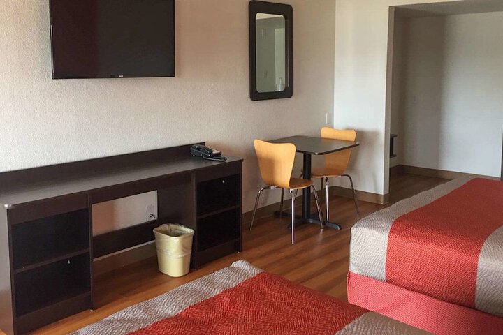 Room 5 of 10