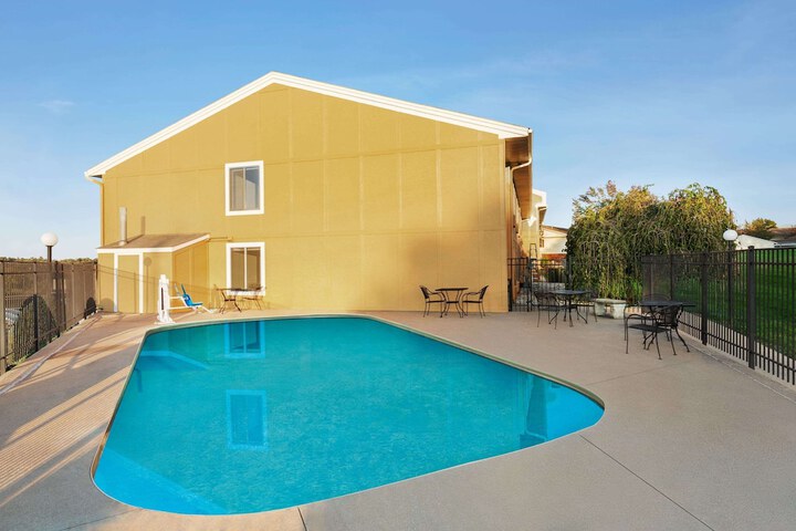 Pool 8 of 37