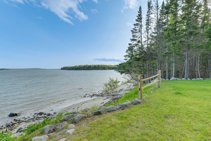 Waterfront Roque Bluffs Hideaway w / Private Beach