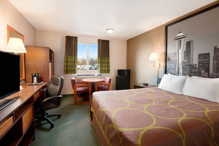 Super 8 by Wyndham Bellingham Airport / Ferndale