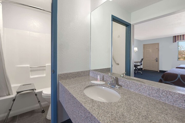Room 11 of 28