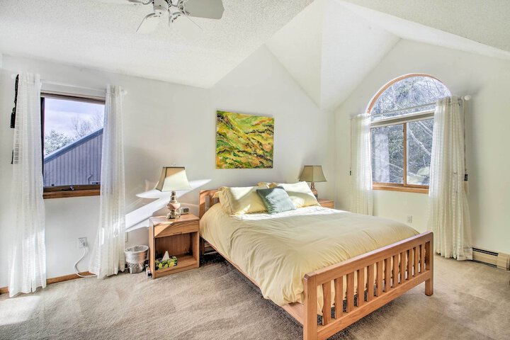 3 Mi to Attitash Resort: Condo w / Mtn Views!