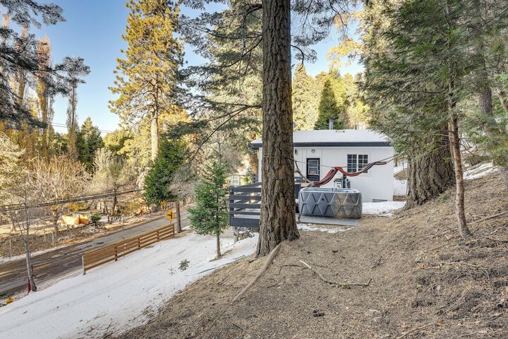 Lake Arrowhead Hideaway w / Deck & Hot Tub