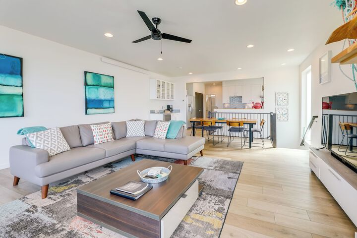 Scenic Depoe Bay Townhome w / Deck 1 Mi to Parks!
