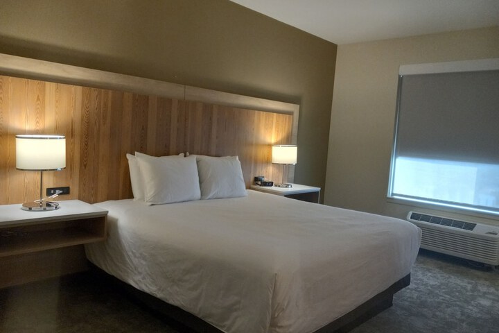 Room 13 of 36