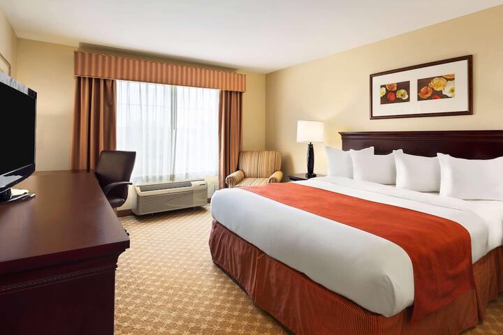 Country Inn & Suites by Radisson Clinton, IA