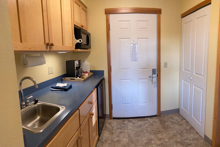Sea Breeze Court