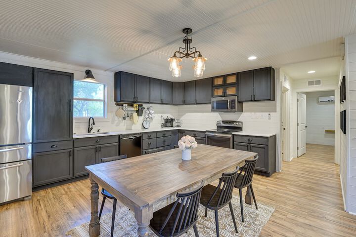 Dog-friendly Home w / Yard & Fire Pit in Midlothian