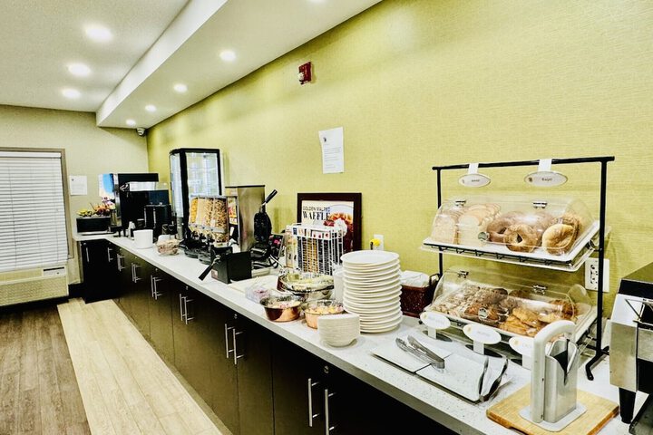 Super 8 by Wyndham Ajax / Toronto On