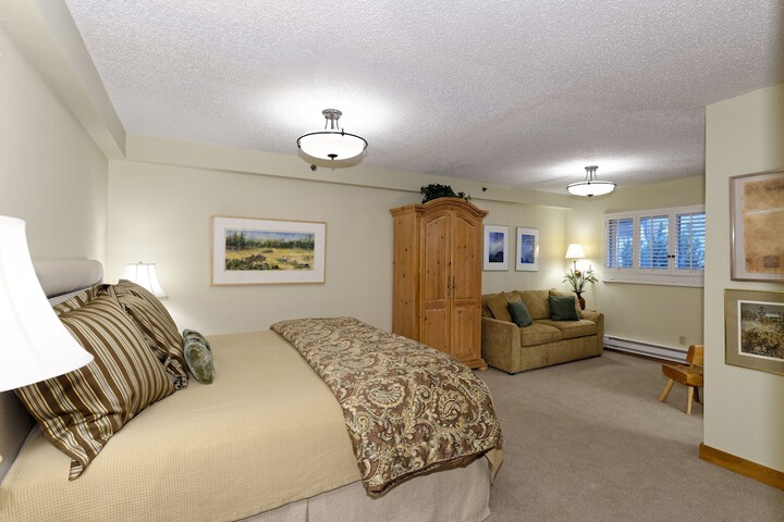 The Crestwood Condominiums