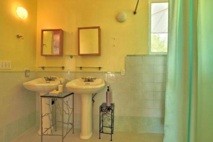 Puumoi Pink House and Sunrise Studio