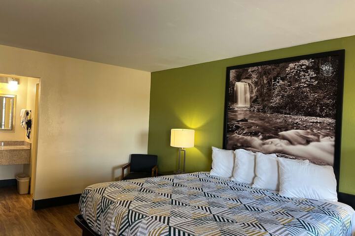Room 15 of 33