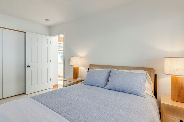 Oceanside Escape w / Stunning Views: Walk to Beach!
