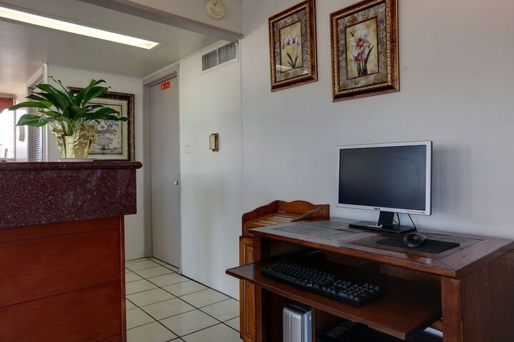 Business Center 27 of 28