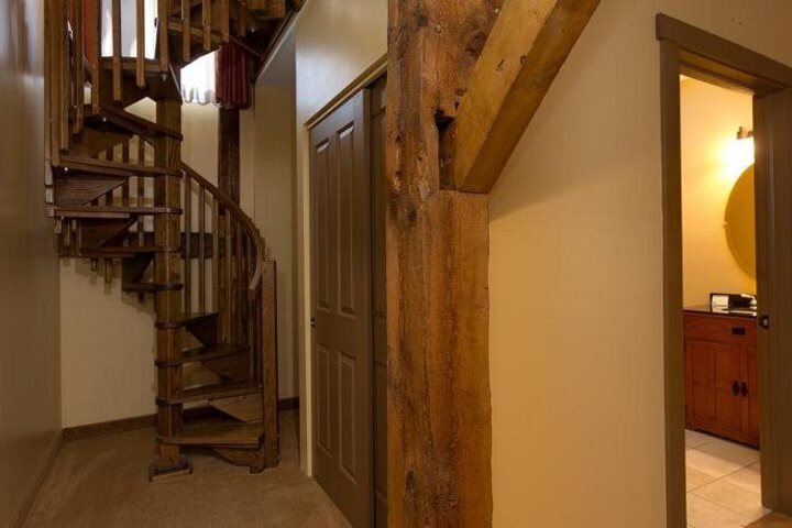 THE RED MILL INN