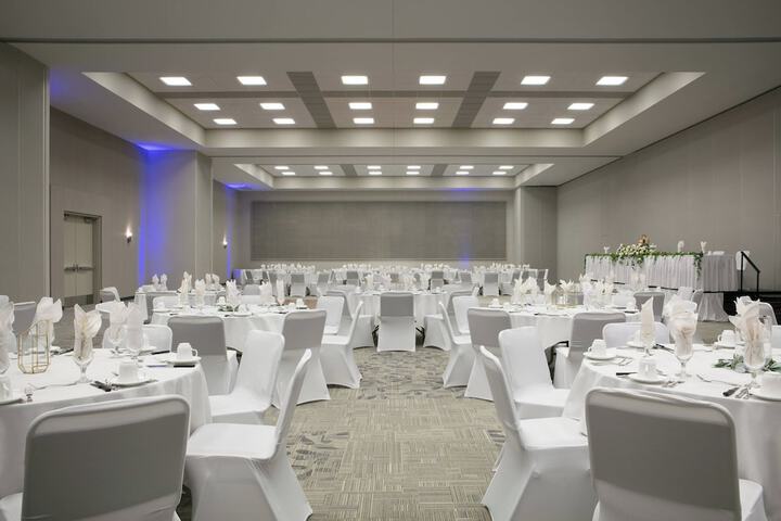 Ballroom/Hall 28 of 33
