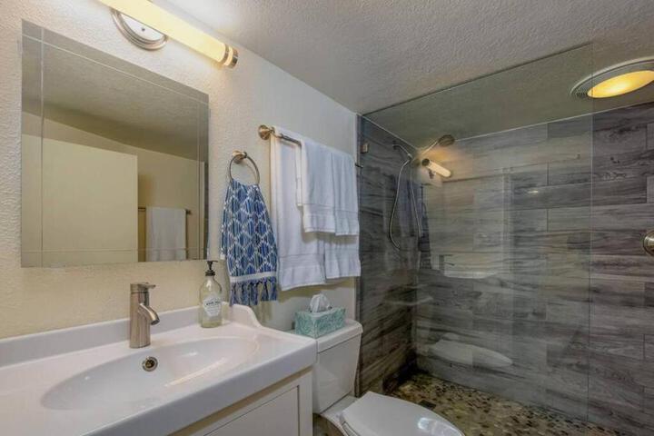 Private Basement Suite w Hot Tub