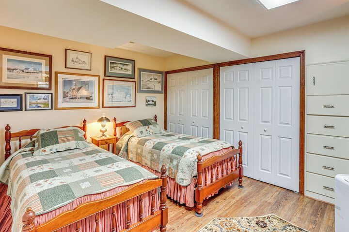 Charming Apartment w / Yard & Beautiful Gardens!