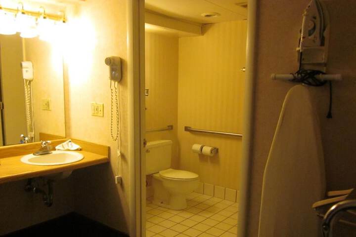 Howard Johnson by Wyndham Benton Harbor / St. Joseph
