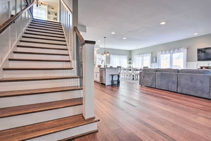 Morrisonville Manor w / Fire Pit & Hot Tub!