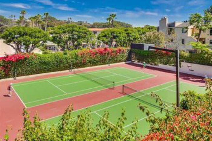 Newly remodeled Beach 2 Br condo by RedAwning