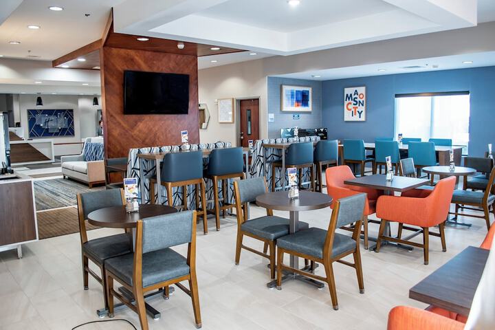 Holiday Inn Express and Suites Mason City by IHG