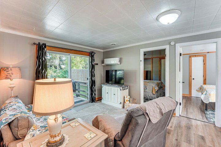 Wayland Retreat w / Deck: Walk to Downtown!