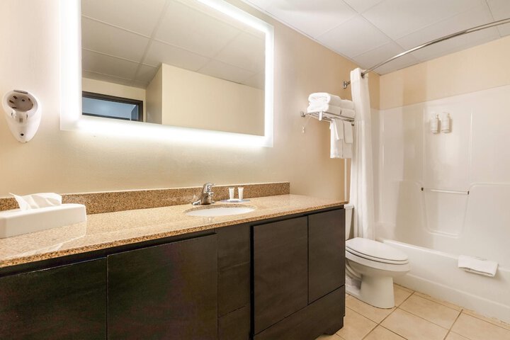 Howard Johnson Hotel & Suites by Wyndham Oacoma