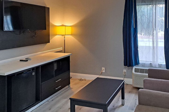 Room 5 of 12